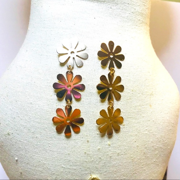 SOLD | 70s Style Flower Child Gold Dangle Earrings - Picture 4 of 4